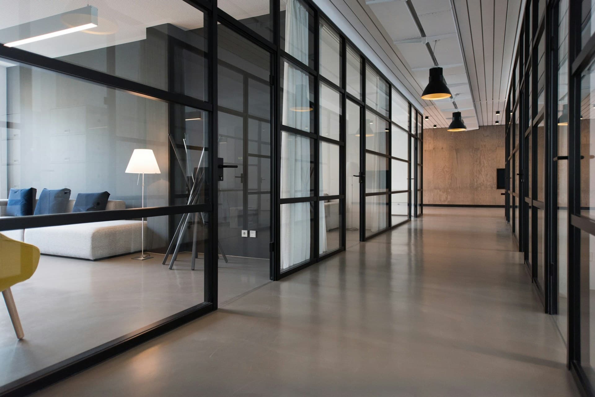 Modern ofis koridoru — cam bölmeler