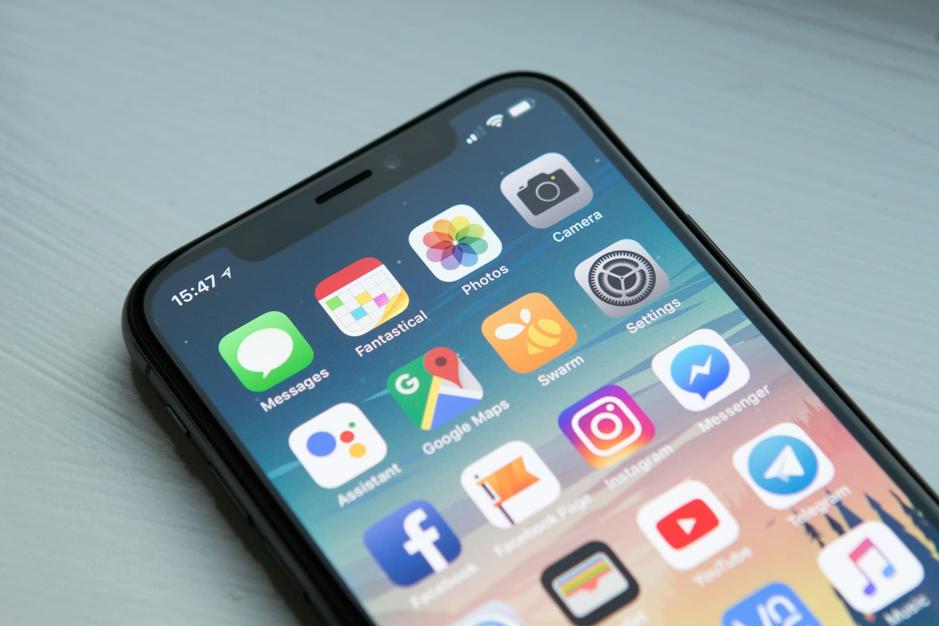 Mobil uygulama arayüzü gösteren telefon